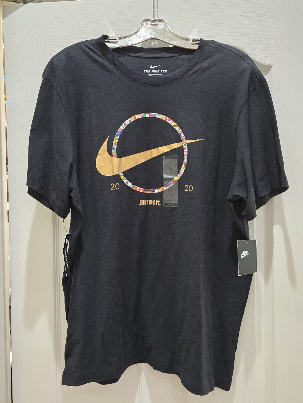 NWT Nike Sportswear Preheat 2020 International Flags Graphic T-Shirt Men's L